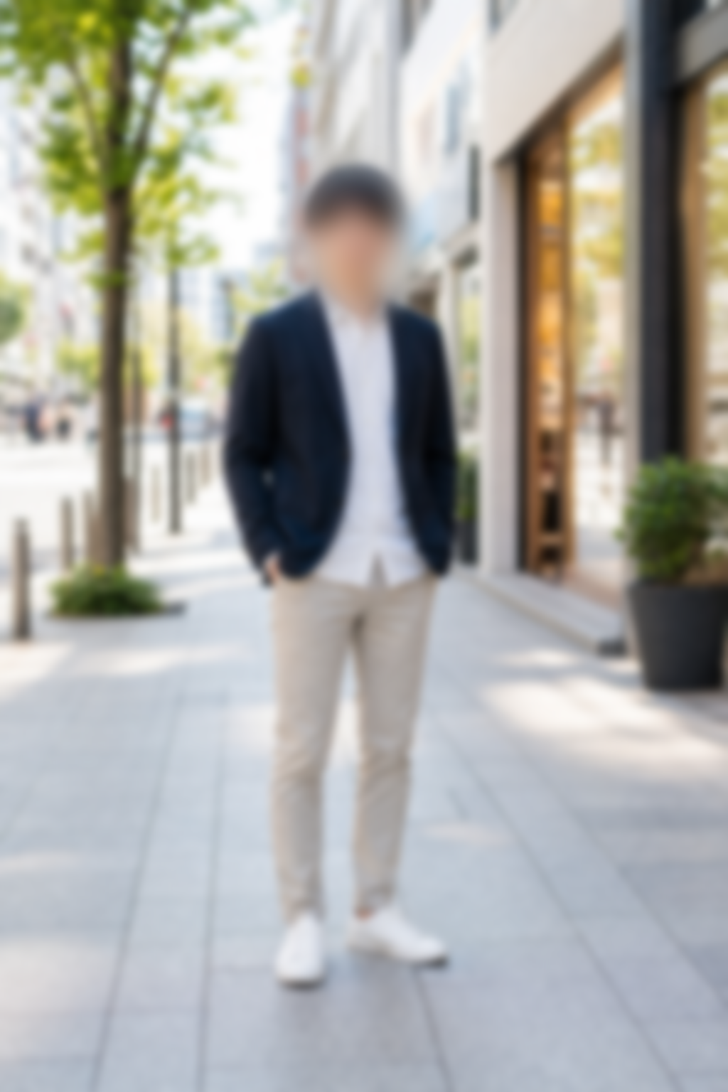 街中で撮影した管理人あらたの全身プロフィール写真